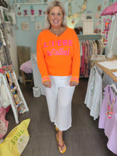 Lade das Bild in den Galerie-Viewer, MISS GOODLIFE V-NECK "L(I)EBE IST ALLES" ORANGE NEON-PINK