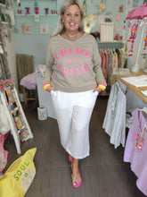 Lade das Bild in den Galerie-Viewer, MISS GOODLIFE V-NECK "CRÈME DE LA CRÈME" SAND NEON-PINK