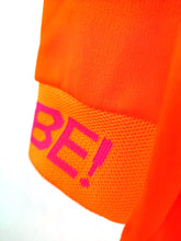 Lade das Bild in den Galerie-Viewer, MISS GOODLIFE V-NECK "L(I)EBE IST ALLES" ORANGE NEON-PINK
