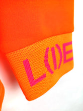 Lade das Bild in den Galerie-Viewer, MISS GOODLIFE V-NECK "L(I)EBE IST ALLES" ORANGE NEON-PINK