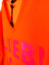 Lade das Bild in den Galerie-Viewer, MISS GOODLIFE V-NECK "L(I)EBE IST ALLES" ORANGE NEON-PINK