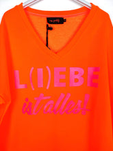 Lade das Bild in den Galerie-Viewer, MISS GOODLIFE V-NECK "L(I)EBE IST ALLES" ORANGE NEON-PINK