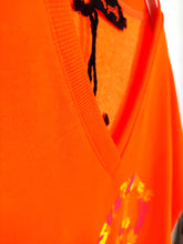 Lade das Bild in den Galerie-Viewer, MISS GOODLIFE V-NECK LOVE PEACE ORANGE