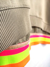 Lade das Bild in den Galerie-Viewer, MISS GOODLIFE V-NECK "CRÈME DE LA CRÈME" SAND NEON-PINK