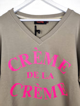 Lade das Bild in den Galerie-Viewer, MISS GOODLIFE V-NECK "CRÈME DE LA CRÈME" SAND NEON-PINK