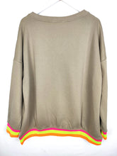 Lade das Bild in den Galerie-Viewer, MISS GOODLIFE V-NECK "CRÈME DE LA CRÈME" SAND NEON-PINK