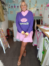 Lade das Bild in den Galerie-Viewer, MISS GOODLIFE V-NECK NAMASTÉ FROTTEE LILAC NEON-PINK