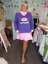 Lade das Bild in den Galerie-Viewer, MISS GOODLIFE V-NECK NAMASTÉ FROTTEE LILAC NEON-PINK