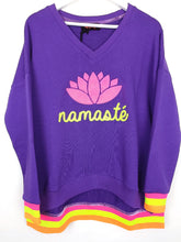 Lade das Bild in den Galerie-Viewer, MISS GOODLIFE V-NECK NAMASTÉ FROTTEE LILAC NEON-PINK