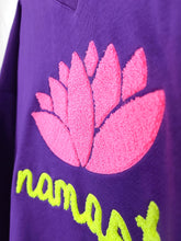 Lade das Bild in den Galerie-Viewer, MISS GOODLIFE V-NECK NAMASTÉ FROTTEE LILAC NEON-PINK