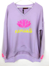 Lade das Bild in den Galerie-Viewer, MISS GOODLIFE V-NECK NAMASTÉ FLIEDER NEON-PINK NEON-GELB