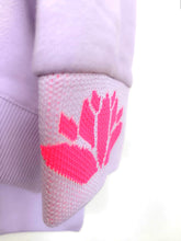 Lade das Bild in den Galerie-Viewer, MISS GOODLIFE V-NECK NAMASTÉ FLIEDER NEON-PINK NEON-GELB