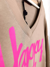 Lade das Bild in den Galerie-Viewer, MISS GOODLIFE V-NECK HAPPY DAY HAPPY WEEKEND SAND/NEONPINK