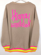Lade das Bild in den Galerie-Viewer, MISS GOODLIFE V-NECK HAPPY DAY HAPPY WEEKEND SAND/NEONPINK