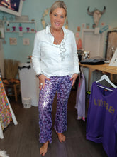 Lade das Bild in den Galerie-Viewer, MISS GOODLIFE PANTS LILAC PAILLETTEN GLITZER HOSE