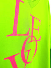 Lade das Bild in den Galerie-Viewer, MISS GOODLIFE V-NECK LOVE GRÜN NEON PINK