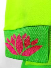 Lade das Bild in den Galerie-Viewer, MISS GOODLIFE V-NECK NAMASTÉ GLITTER GRÜN NEON PINK ORANGE