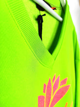 Lade das Bild in den Galerie-Viewer, MISS GOODLIFE V-NECK NAMASTÉ GLITTER GRÜN NEON PINK ORANGE
