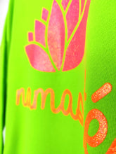 Lade das Bild in den Galerie-Viewer, MISS GOODLIFE V-NECK NAMASTÉ GLITTER GRÜN NEON PINK ORANGE
