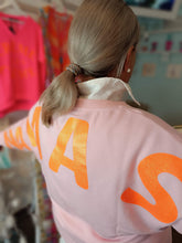 Lade das Bild in den Galerie-Viewer, MISS GOODLIFE ROUNDNECK DOUBLE NAMASTÉ GLITTER ROSÉ.NEONORANGE
