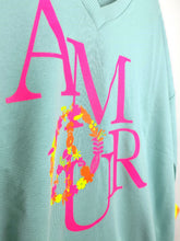 Lade das Bild in den Galerie-Viewer, MISS GOODLIFE V-NECK AMOUR PEACE LIGHTBLUE NEONPINK