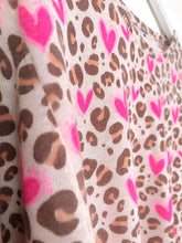 Lade das Bild in den Galerie-Viewer, PULLOVER ZWILLINGSHERZ WOLLE "WILD LOVE HEARTS" ONE SIZE