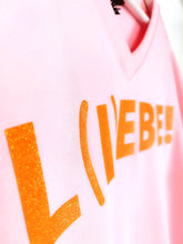 Lade das Bild in den Galerie-Viewer, MISS GOODLIFE SWEATER V-NECK L(I)EBE GLITTER ROSE