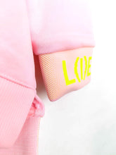 Lade das Bild in den Galerie-Viewer, MISS GOODLIFE SWEATER V-NECK L(I)EBE STRASS ROSE-NEONYELLOW
