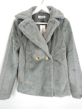 Lade das Bild in den Galerie-Viewer, KUSCHELJACKE DOPPELREIHER "CLASSIC" HELL GRAU