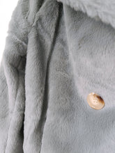 Lade das Bild in den Galerie-Viewer, KUSCHELJACKE DOPPELREIHER "CLASSIC" HELL GRAU