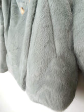Lade das Bild in den Galerie-Viewer, KUSCHELJACKE DOPPELREIHER "CLASSIC" HELL GRAU