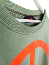 Lade das Bild in den Galerie-Viewer, MISS GOODLIFE SWEATER ROUNDNECK PEACE ALMOND