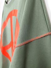 Lade das Bild in den Galerie-Viewer, MISS GOODLIFE SWEATER ROUNDNECK PEACE ALMOND