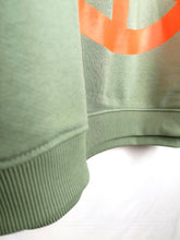 Lade das Bild in den Galerie-Viewer, MISS GOODLIFE SWEATER ROUNDNECK PEACE ALMOND