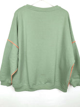 Lade das Bild in den Galerie-Viewer, MISS GOODLIFE SWEATER ROUNDNECK PEACE ALMOND