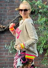 Lade das Bild in den Galerie-Viewer, MISS GOODLIFE V-NECK HAPPY DAY HAPPY WEEKEND SAND/NEONPINK