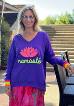 Lade das Bild in den Galerie-Viewer, MISS GOODLIFE V-NECK NAMASTÉ FROTTEE LILAC NEON-PINK