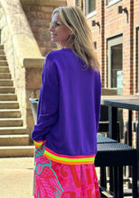 Lade das Bild in den Galerie-Viewer, MISS GOODLIFE V-NECK NAMASTÉ FROTTEE LILAC NEON-PINK