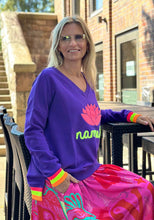 Lade das Bild in den Galerie-Viewer, MISS GOODLIFE V-NECK NAMASTÉ FROTTEE LILAC NEON-PINK