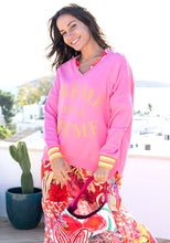 Lade das Bild in den Galerie-Viewer, MISS GOODLIFE V-NECK CRÈME DE LA CRÈME STRASS ROSÉ GELB