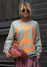 Lade das Bild in den Galerie-Viewer, MISS GOODLIFE SWEATER ROUNDNECK PEACE ALMOND