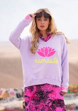Lade das Bild in den Galerie-Viewer, MISS GOODLIFE V-NECK NAMASTÉ FLIEDER NEON-PINK NEON-GELB