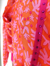 Lade das Bild in den Galerie-Viewer, SCHAL TUCH DREIECK ORGANIC BAMBOO FLORAL ORANGE PINK - hippie style and more