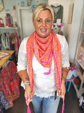 Lade das Bild in den Galerie-Viewer, SCHAL TUCH DREIECK ORGANIC BAMBOO FLORAL ORANGE PINK - hippie style and more
