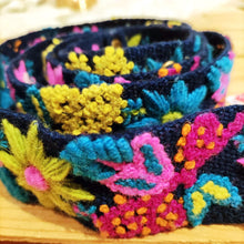 Lade das Bild in den Galerie-Viewer, ETHNO GÜRTEL PERU NIA-Smitten-bestickt,blau,Blumen,Ethno,fair trade,fairtrade,multicolor,nachhaltig,Peru,Smitten