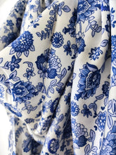 Lade das Bild in den Galerie-Viewer, SCHAL TUCH DREIECK 100% ORGANIC BAMBOO "MOMOKO" WEISS BLAU