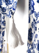 Lade das Bild in den Galerie-Viewer, SCHAL TUCH DREIECK 100% ORGANIC BAMBOO "MOMOKO" WEISS BLAU