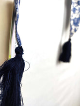 Lade das Bild in den Galerie-Viewer, SCHAL TUCH DREIECK 100% ORGANIC BAMBOO "MOMOKO" WEISS BLAU