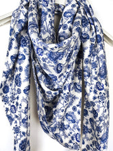 Lade das Bild in den Galerie-Viewer, SCHAL TUCH DREIECK 100% ORGANIC BAMBOO "MOMOKO" WEISS BLAU