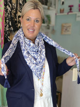 Lade das Bild in den Galerie-Viewer, SCHAL TUCH DREIECK 100% ORGANIC BAMBOO "MOMOKO" WEISS BLAU